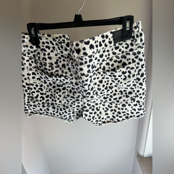 American eagle cheetah patterned shorts, size 6 - Picture 2 of 6